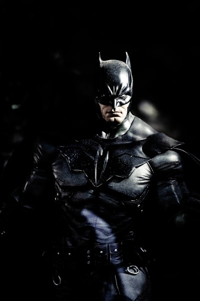 美剧《王冠》第六季海报，皇室成员庄严肖像