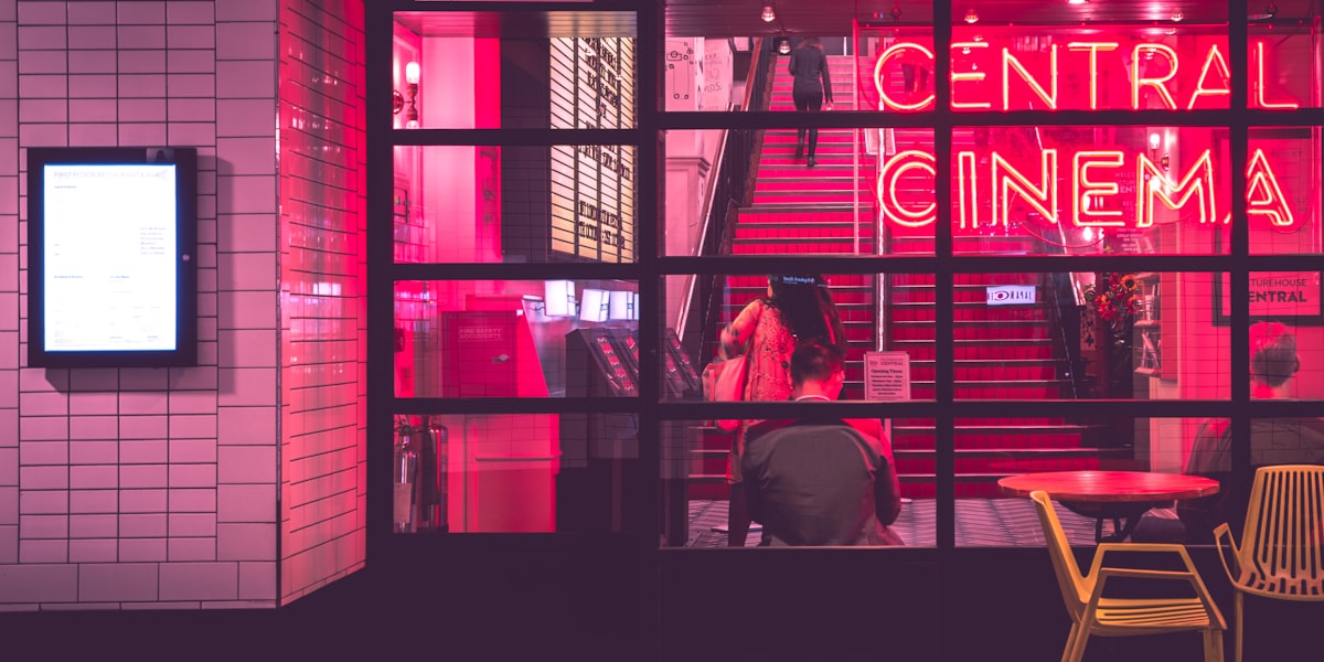 全球热播电影《时空旅者》震撼海报，科幻场景与主角特写