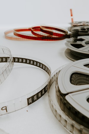 电影《肖申克的救赎》经典海报，主角安迪在雨中张开双臂